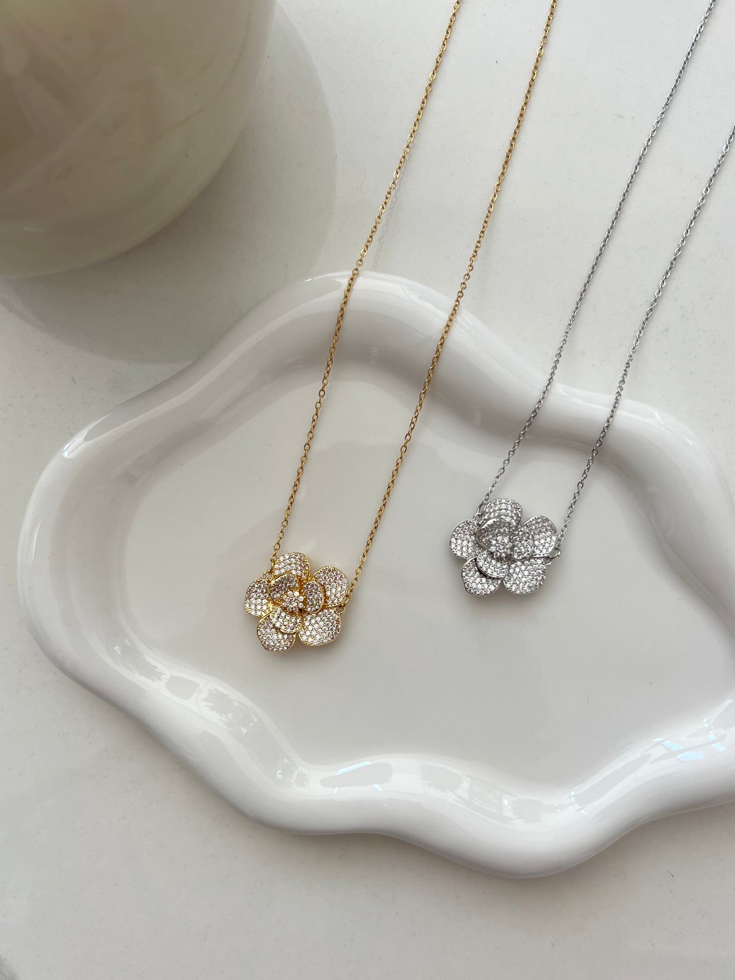 Collana Camelia Pavè