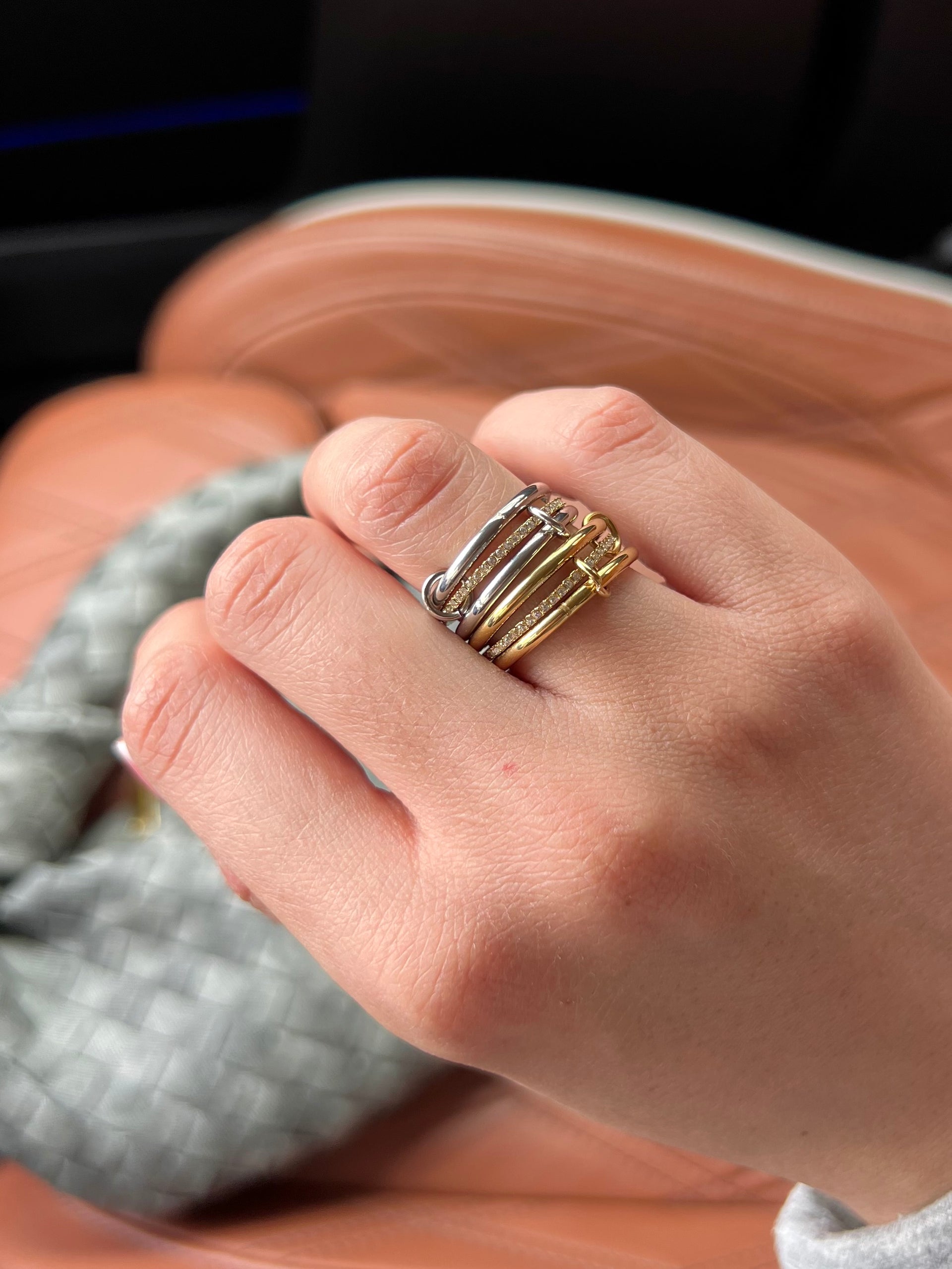 Fibbia Cintura 3D A Forma Di Mano Scheletrica Con Anello E Strass. Metallo, Larghezza Cintura Fino A 4 Pollici.